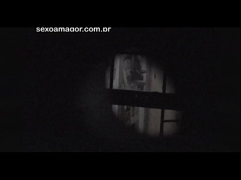 ❤️ Blondie blir i hemmelighet filmet av en nabolagsvoyeur gjemt bak hule murstein ️❌ Jævla video hos oss ☑