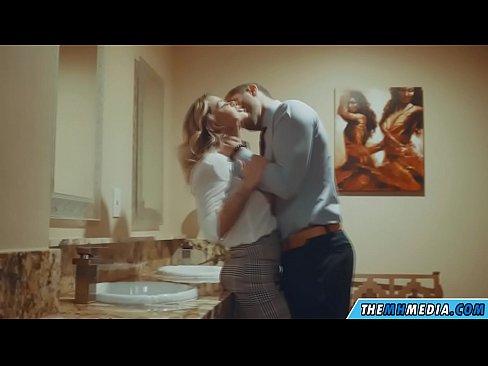 ❤️ Når en barmfagre blondine forfører deg på et offentlig toalett ️❌ Jævla video hos oss ☑
